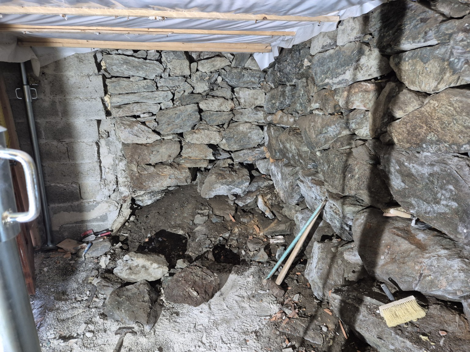 Mur intérieur en pierre naturelle pendant des travaux de rénovation