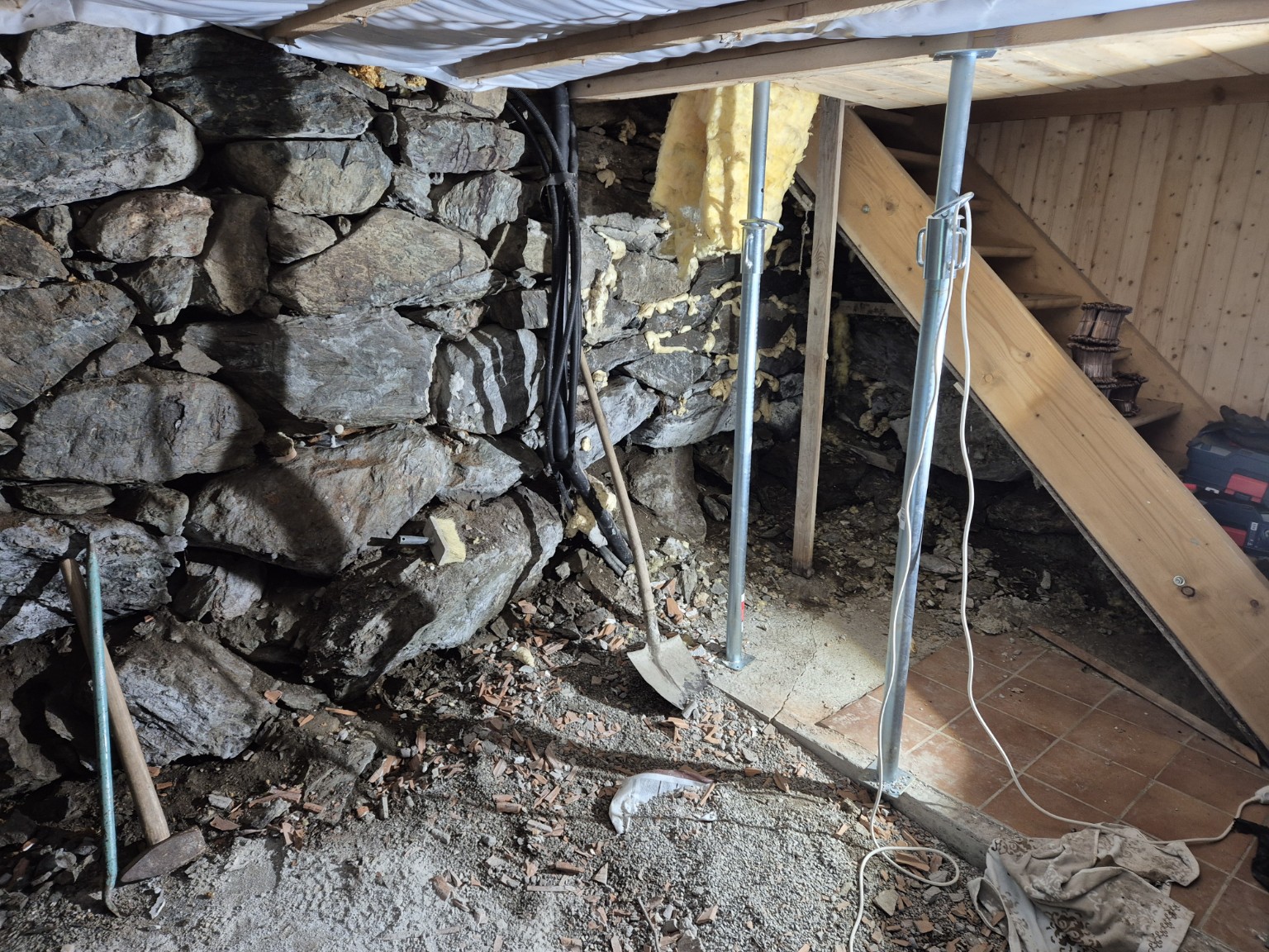 Mur intérieur en pierre et zone de travail étayée