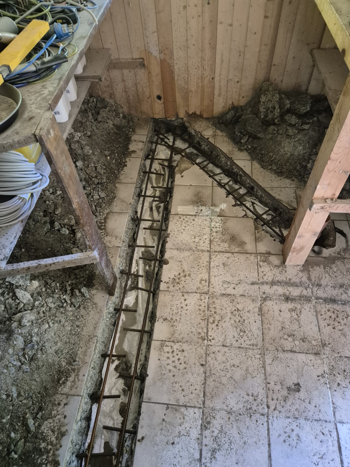 Ferraillage placé dans les ouvertures d’un sol intérieur